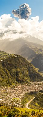 Tungurahua volkan ve şehir Banos De Agua Santa