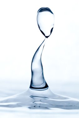 Aqua heykel damlacıkları çarpışma