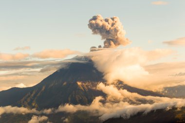 Tungurahua volkan kül patlama geniş açı