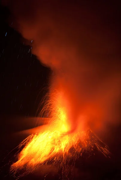 Obrovské erupce Vulkán Tungurahua v noci — Stock fotografie