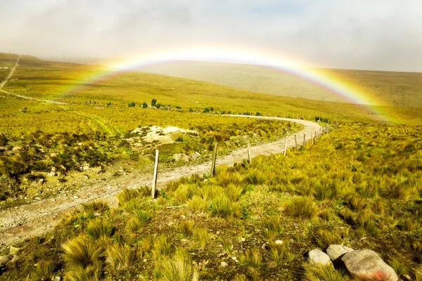 Strada ad alta altitudine con arcobaleno — Foto Stock