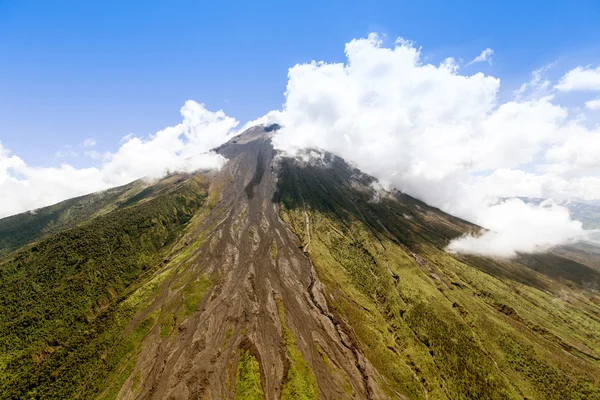 トゥングラワ火山の空中ショット — ストック写真