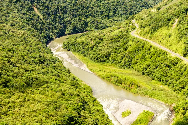 Pastaza rivier en Panamericana weg luchtfoto Shot — Stockfoto