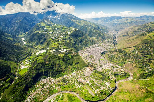 Vista aérea de Banos De Agua Santa de E a W — Foto de Stock