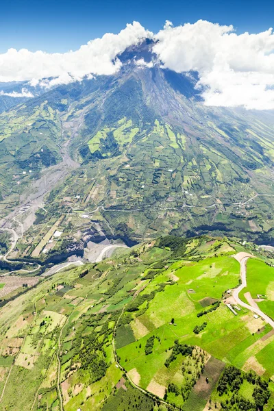 Tungurahua em erupção vertical — Fotografia de Stock