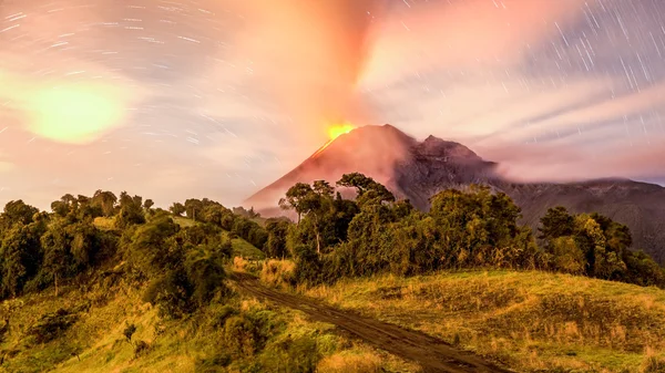 Vulcano Tungurahua Erupting Lunga esposizione — Foto Stock