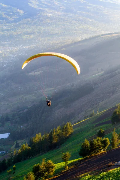 Gleitschirmfliegen im Nachmittagslicht — Stockfoto