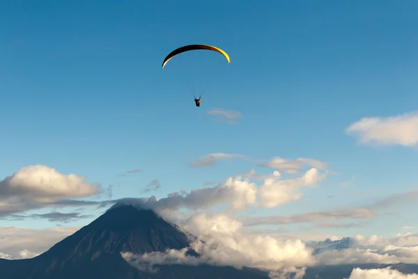 Gleitschirmflug über Tungurahua — Stockfoto