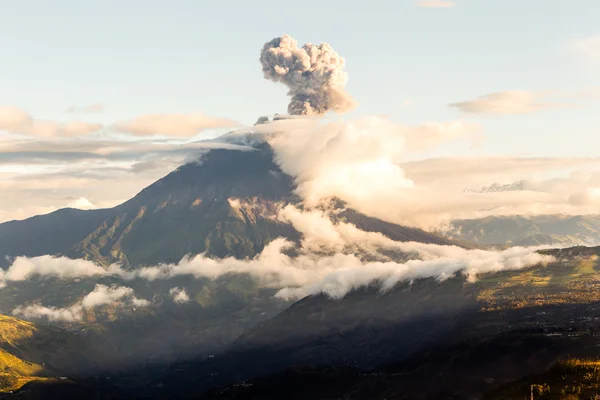 Tungurahua vulkan aska Blast vidvinkel — Stockfoto
