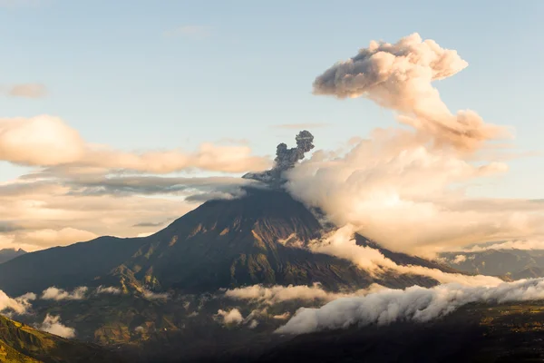 Tungurahua vulcão cinza explosão ângulo largo — Fotografia de Stock