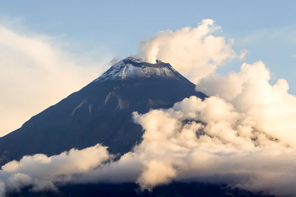 Rauchender Vulkan Tungurahua — Stockfoto