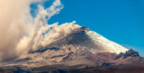 Cotopaxi vulkaan Panorama tijdens 2015 uitbarsting — Stockfoto