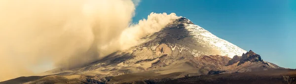 Panorama do Vulcão Cotopaxi durante a erupção de 2015 — Fotografia de Stock