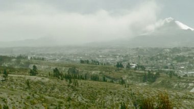 Latacunga şehir ve Cotopaxi yanardağ