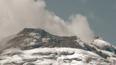 Cotopaxi yanardağ krater patlama sırasında