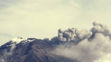 Tungurahua yanardağ krater 2015 Erüpsiyonu