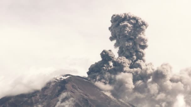 Tungurahua volkan Erüpsiyonu 2015 — Stok video