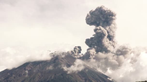 Tungurahua volkan Erüpsiyonu 2015 — Stok video