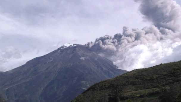 Erupção do vulcão Tungurahua 2015 Zoom em — Vídeo de Stock