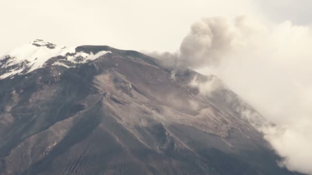 Tungurahua vulkan ausbruch 2015 spitzenblick — Stockvideo