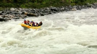 Extreme spor Whitewater Nehri Rafting