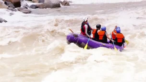 Rafting en aguas bravas en el río Pastaza — Vídeo de stock