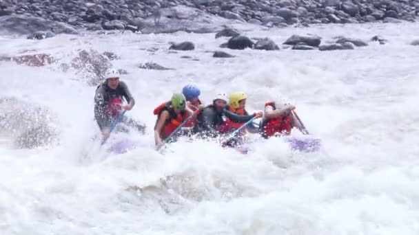 Aguas bravas intensivas de adrenalina Rafting en cámara lenta — Vídeos de Stock