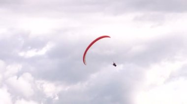 Çift veya Tandem yamaç paraşütü akrobasi hızlı dalış
