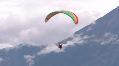 Volkan krater karşı ikili veya Tandem yamaç paraşütü