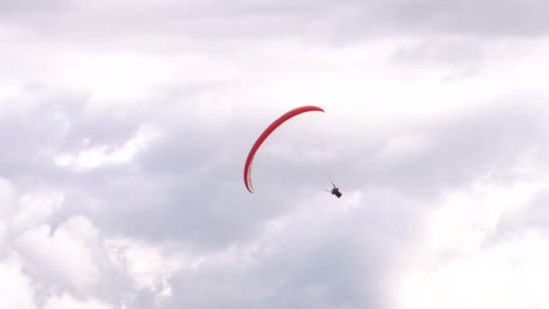 Dubbla eller Tandem skärmflygning akrobatik snabb dykning — Stockvideo