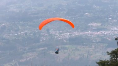 Solo Paraglide karşı Andes kalabalık bir yerde uçan