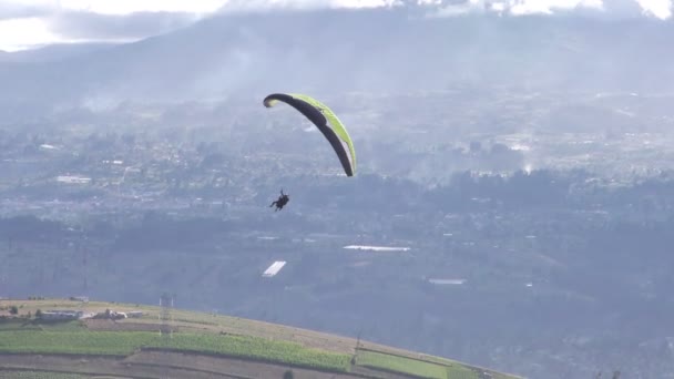 Parapente em tandem sobrevoando a área rural nos Andes — Vídeo de Stock