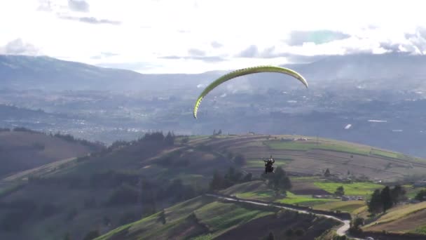 Parapente en tándem sobrevolando el área rural de los Andes — Vídeos de Stock