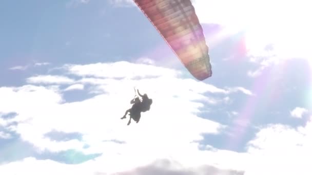 Parapendio doppio o tandem contro la luce solare potente — Video Stock