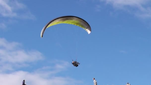 Turistik etkinlikler Ekvator arasında tandem yamaç paraşütü kazançlar popülerlik — Stok video