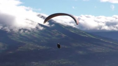 Tandem yamaç paraşütü Ekvador yeni turistik cazibe