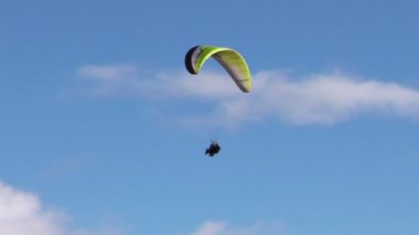 Yamaç paraşütü uçuş mavi gökyüzü karşı