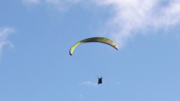 Tandem Paragliding vlucht tegen bewolkte hemel — Stockvideo