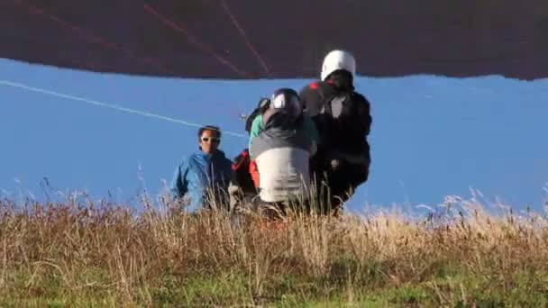 Piloto em tandem ou duplo parapente com sequência de decolagem turística — Vídeo de Stock