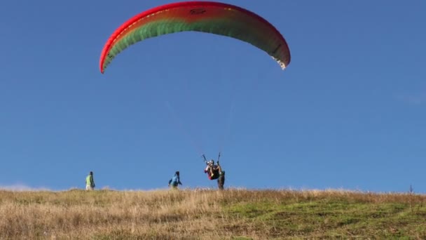 Tandem of Dual Paragliding Pilot met toeristische opstijgen opeenvolging — Stockvideo