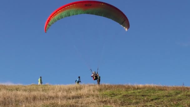 Tandem- oder Dual-Gleitschirmpilot mit touristischer Startsequenz — Stockvideo