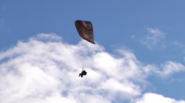 Tandem veya çift yamaç paraşütü pilotu turizm kalkış sırası ile