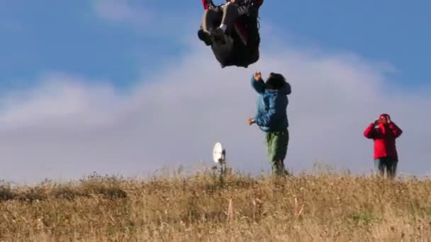 Piloto em tandem ou duplo parapente com sequência de decolagem turística — Vídeo de Stock