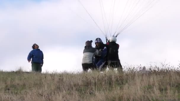Tandemu nebo duální Paragliding Pilot s turistickou startu sekvence — Stock video