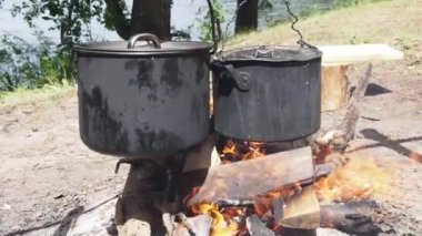 Açık pişirme şenlik ateşi