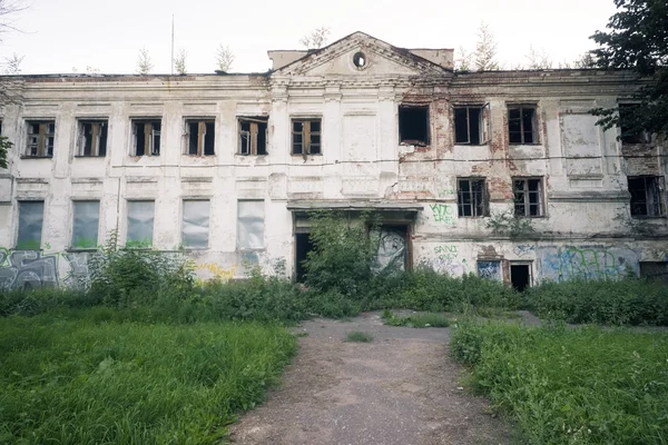 Casa abandonada paisagem — Fotografia de Stock