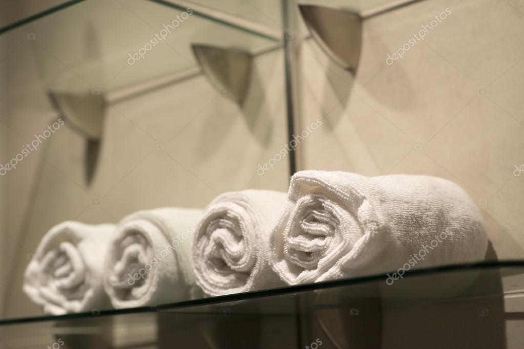 Gevaar Beneden afronden Shipley Bad handdoeken plank ⬇ Stockfoto, rechtenvrije foto door © yurizap  #114878728