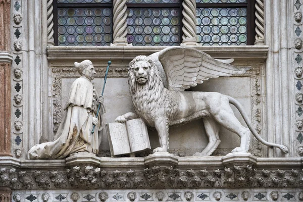 Lion sculpture with book — Stock Photo, Image