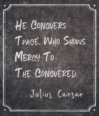 İki kez fetheder, fethedilen Antik Romalı politikacılara ve ordu generali Julius Caesar 'ın çerçeveli tahtaya yazdığı alıntıya merhamet gösterir.
