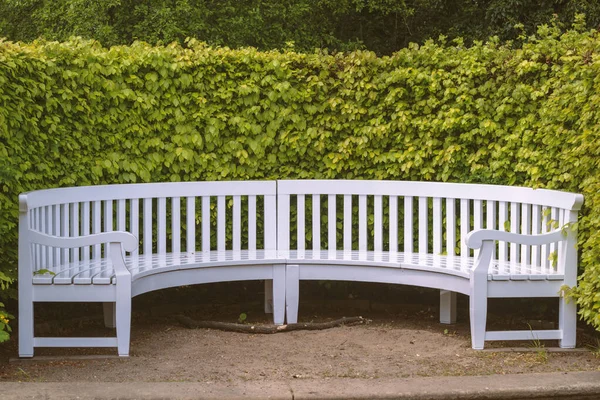 Panca Bianca Vuota Legno Nel Parco Pubblico Entro Estate — Foto Stock